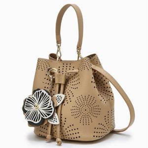 [닥스] 베이지 플라워 펀칭 가죽 버킷백 DCBA5E581I2