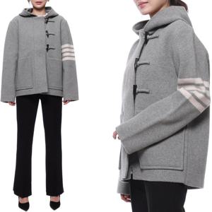 [톰브라운] 23FW 여성 사선 스트라이프 더플 숏 코트 (FKJ087A Y1019 055 23F)