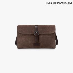 [엠포리오 아르마니]남성 버클 플랩 스웨이드 오버사이즈 파우치(A515132013)