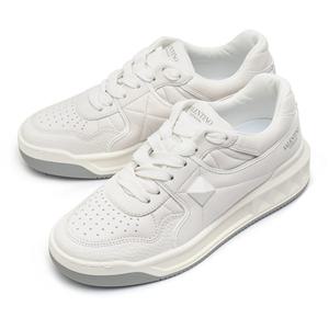 (스크래치) 라프리마 [VALENTINO] 발렌티노 원 스터드 로우탑 여성 스니커즈 1W2S0CS4-NWN-0BO-37M