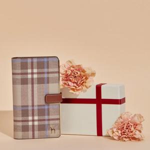 [헤지스] 베이지 체크 가죽 핸드폰 다이어리 케이스 HIHO5E324I3