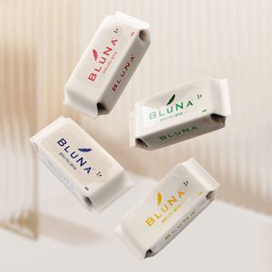 [블루나]가방 쏙 휴대용 미니엠보싱 물티슈 8매 16팩 대용량(컬러랜덤)