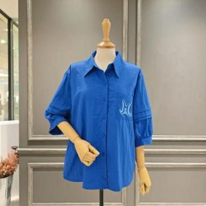 [아니베에프]A55WBL550_자수 레터링 퍼프소매 셔츠