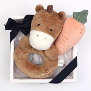 HP블루독베이비26년말띠해 BR)큐티말당근딸랑이세트 45W70-BHD-03