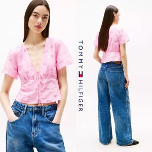 타미힐피거 DW21241-U06 여자 아일렛 자수로고 반팔 V넥 블라우스 탑