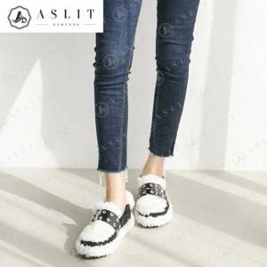 [애슬릿] 전체 퍼 여성 투 버클 스트랩 털 슬립온