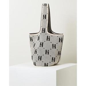 [헤지스] HIBA5E777BK_여성 아이보리 시그니처 니트 숄더백 L