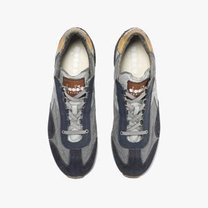 디아도라운동화 AQS D4153HSP02CGS 이큅 H 더티 스톤워시 에보 CHARCOAL GREY/YELLOW