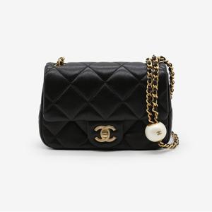 샤넬 진주볼 미니 플랩백 램스킨 금장 블랙 AS4868