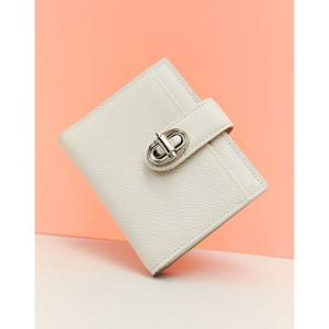 [질스튜어트] 아이보리 가죽 오브 장식 베루형 지갑 JAWA5F014