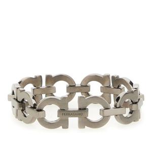 페라가모 메탈 링크 인그레이브드 로고 팔찌 784851 770383003
