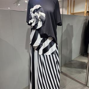 [르니앤맥코이] MM09TP500HJY 왕꽃 패치 스트라이프 투피스