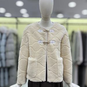 [씨씨콜렉트]뽀글이 버클 포인트 웨이브 무스탕 C224PSJ311_CA