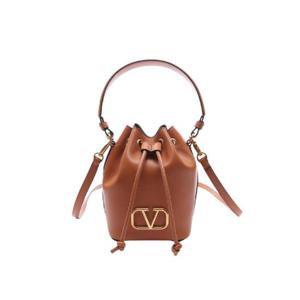 발렌티노 나파 레더 브이로고 시그니쳐 미니 버킷백 카멜 P0Z44VNLKEL