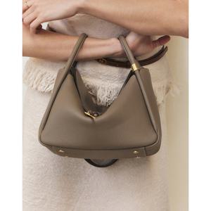 [헤지스]HIBA5E183G2_여성 클래식 그레이 레더 숄더백 L