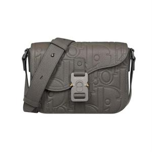 디올 Saddle 스몰 플랩 스트랩백 1ADPO049LLG_H800