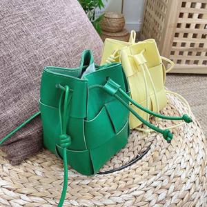 [잇백잇슈] 위빙버킷크로스백 미니백 캐주얼 인조가죽