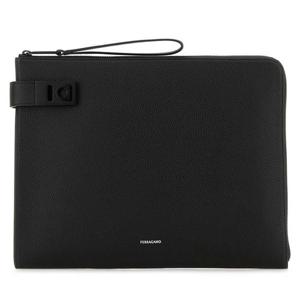 25 FW 페라가모 간치니 버클 지퍼업 스트랩 클러치백 블랙 241703