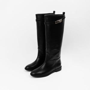 [신난다슈]여성 롱부츠 2cm 여자 플랫 부츠 발편한 통굽 둥근코 낮은굽 버클 AG259046블랙