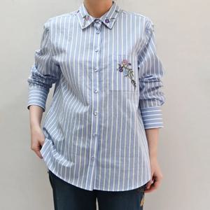 [비꼴리끄(여성)]스트라이프 자수 블라우스 B242WB10200