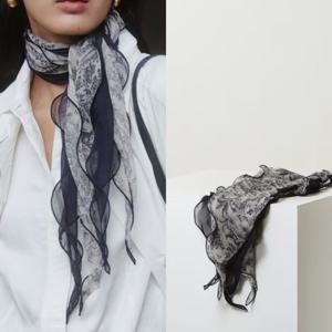 [헤지스] 네이비 러플 롱 실크 스카프 HISC5F364N2