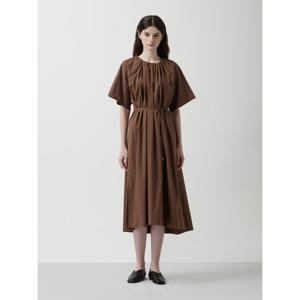 [쥬크]라운드 넥 턱 벨티드 원피스 Z253MSE001