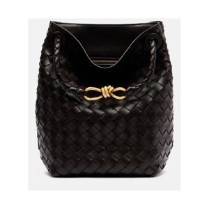 Bottega Veneta Andiamo Knot 스몰 레더 버킷 백 P01117803