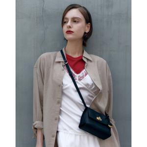 [질스튜어트] 블랙 가죽 오브 장식 크로스백 S JABA6E102