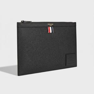 톰브라운 남성 삼선탭 페블그레인 블랙 클러치백 미듐 MAC123A 00198 001