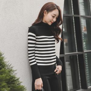 오드 TPJ190 트렌디 스트라이프 퍼널넥 니트