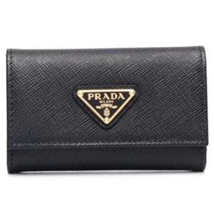 25 FW 프라다 아이코닉 로고 플라크 트리폴드 레더 키 지갑 블랙 1PG004QHH