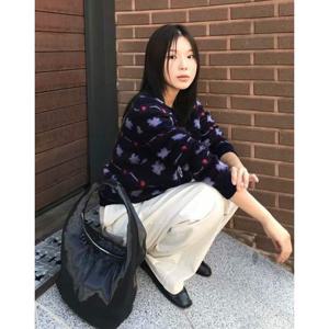 헤지스 여성 24FW 울 네이비 플라워패턴 라운드넥 스웨터 HSSW4DL82N2