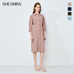 [쉬즈미스] 벨티드 오픈 칼라 셔츠 원피스_SWWOPO22080