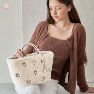 [게스]샤이다 SHAIDA 쥬얼장식 퍼 토트백 HP3A3A05