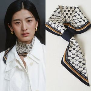 [헤지스] 네이비 이니셜패턴 실크 스카프 HISC5F640N2