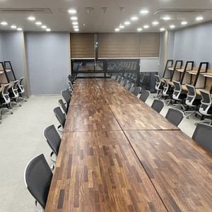 코나 멀바우 철제 책상테이블 1600x800 국내제작 강의실 학원 카페 세미나 연수원 회의실 교육실 대학교 자연친화 고급분체도장 대량주문 문의