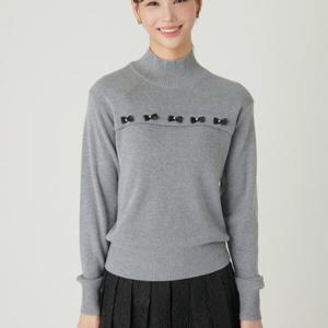 [샤틴]리본진주 장식 하이넥 니트 S244B954A13_JK