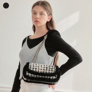 [게스(진)]크리스티_CRISTI 엣지 퍼 장식 플랩백(HP3A3A13)