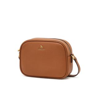 [헤지스]헤지스 브라운 로고장식 소가죽 크로스백 WIBA4F132W2