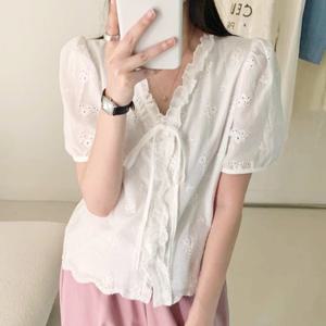 샵앤) 여성 프릴 V넥 꽃펀칭 레이스 반팔 블라우스 MSE-WBL-20687-아이보리