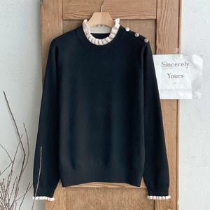 샵앤) 여성 프릴 라운드넥 어깨 언발 단추 긴팔 니트티 DGB-WKN-4824-블랙