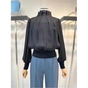 [더아이잗컬렉션]셔링 하이넥 버튼 포인트 블라우스 CR9A0BL071