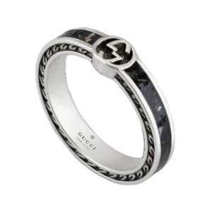 구찌 YBC701620001 (701620 J8410 1064) 인터로킹 G 에나멜 3.5MM 실버 반지