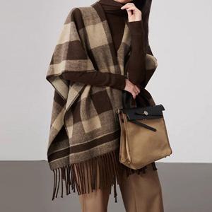 [모리스커밍홈]도톰 체크 판쵸 숄_M2410AC053D_R