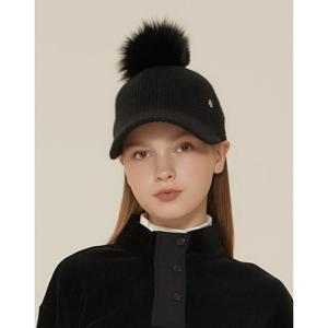 헤지스 골프 여성 24FW 블랙 여성 퍼 방울 귀달이 니트 캡 모자 HWHE4F701BK