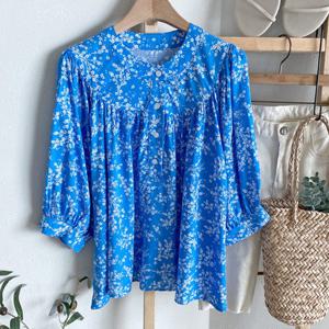 샵앤) 여성 라운드넥 셔링 꽃무늬 6부 여름 블라우스 DGB-WBL-4559-블루