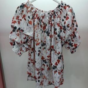 Latium HC06 팔뚝품넉넉한 잔꽃 오프숄더 반팔 블라우스 T2531bl10B