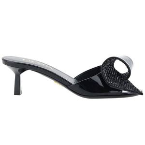 25 FW 프라다 50mm 보우 디테일 슬립온 새틴 페이턴트 레더 샌들 블랙 1XX691F0553LOC