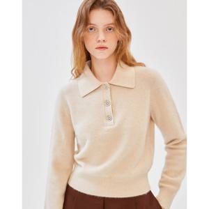 질스튜어트 뉴욕 여성 24FW 베이지 카라넥 크리스탈 버튼 라쿤 혼방 긴팔 니트 JSSW4D390I1