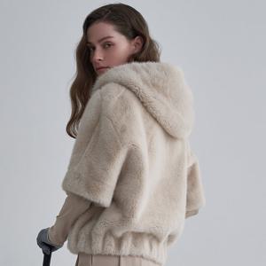 [르니앤맥코이골프] 여성 베어 소프트 퍼 후드 반팔 무스탕 점퍼 FM12FJ700L